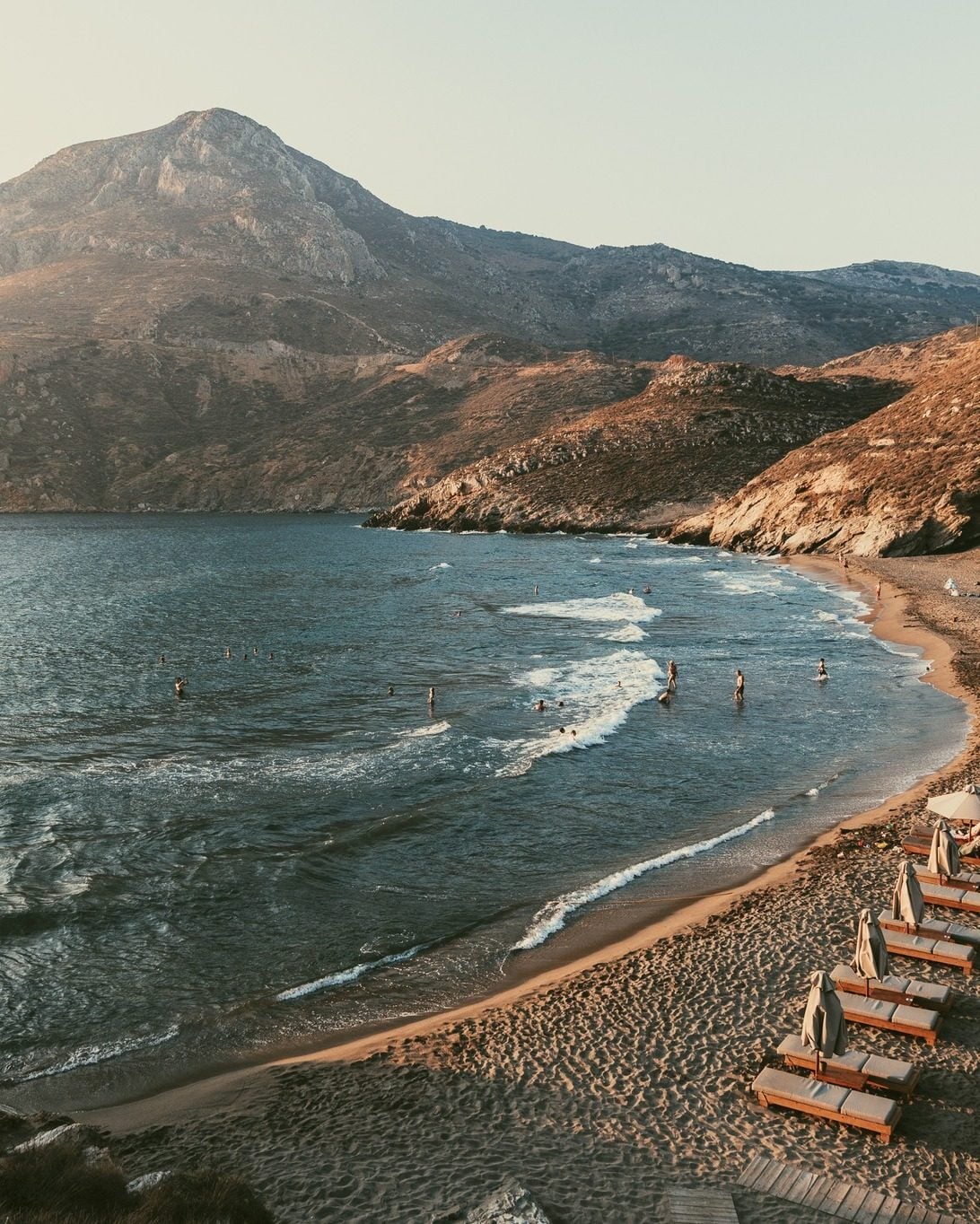 Στήσαμε bar πάνω στην άμμο.